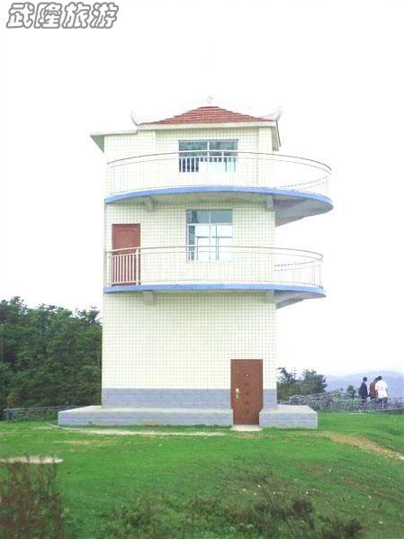 　　通天塔是仙女山公園的最高峰，海拔2033米。通天塔原來是仙女山林場監(jiān)測森林火災(zāi)的一個瞭望臺，破舊的木樓已經(jīng)被青磚水泥所替代，不僅繼續(xù)發(fā)揮著監(jiān)測森林火災(zāi)的作用，還可以滿足游客登高遠(yuǎn)眺的愿望。 　　通天塔是仙女山公園的最高峰，海拔2033米。通天塔原來是仙女山林場監(jiān)測森林火災(zāi)的一個瞭望臺，破舊的木樓已經(jīng)被青磚水泥所替代，不僅繼續(xù)發(fā)揮著監(jiān)測森林火災(zāi)的作用，還可以滿足游客登高遠(yuǎn)眺的愿望。 仙女山景點通天塔