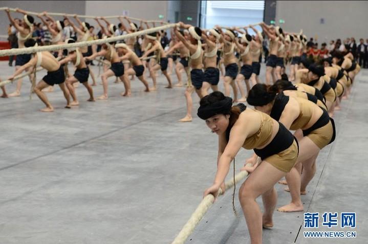 重慶渝洽會再現(xiàn)&ldquo;女纖夫&rdquo;風采