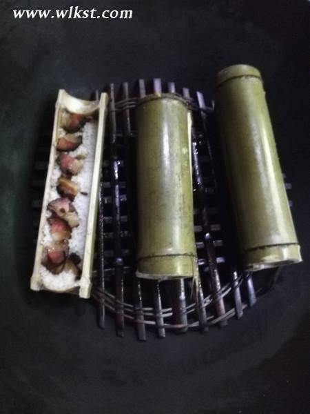 竹筒飯出鍋了，臘肉味道都侵入米飯了，非常好吃