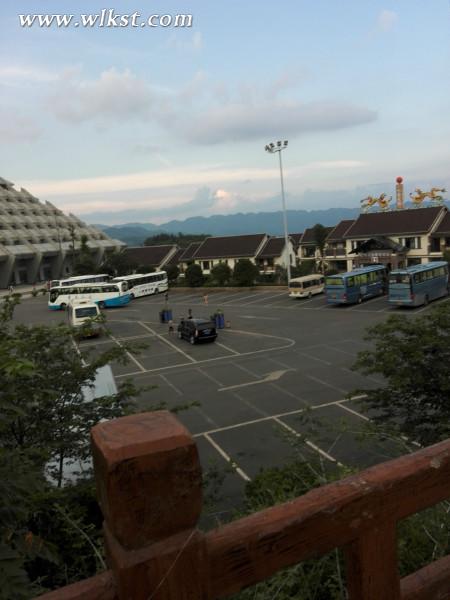 游客中心半晚時分，遠處的云與山很漂亮