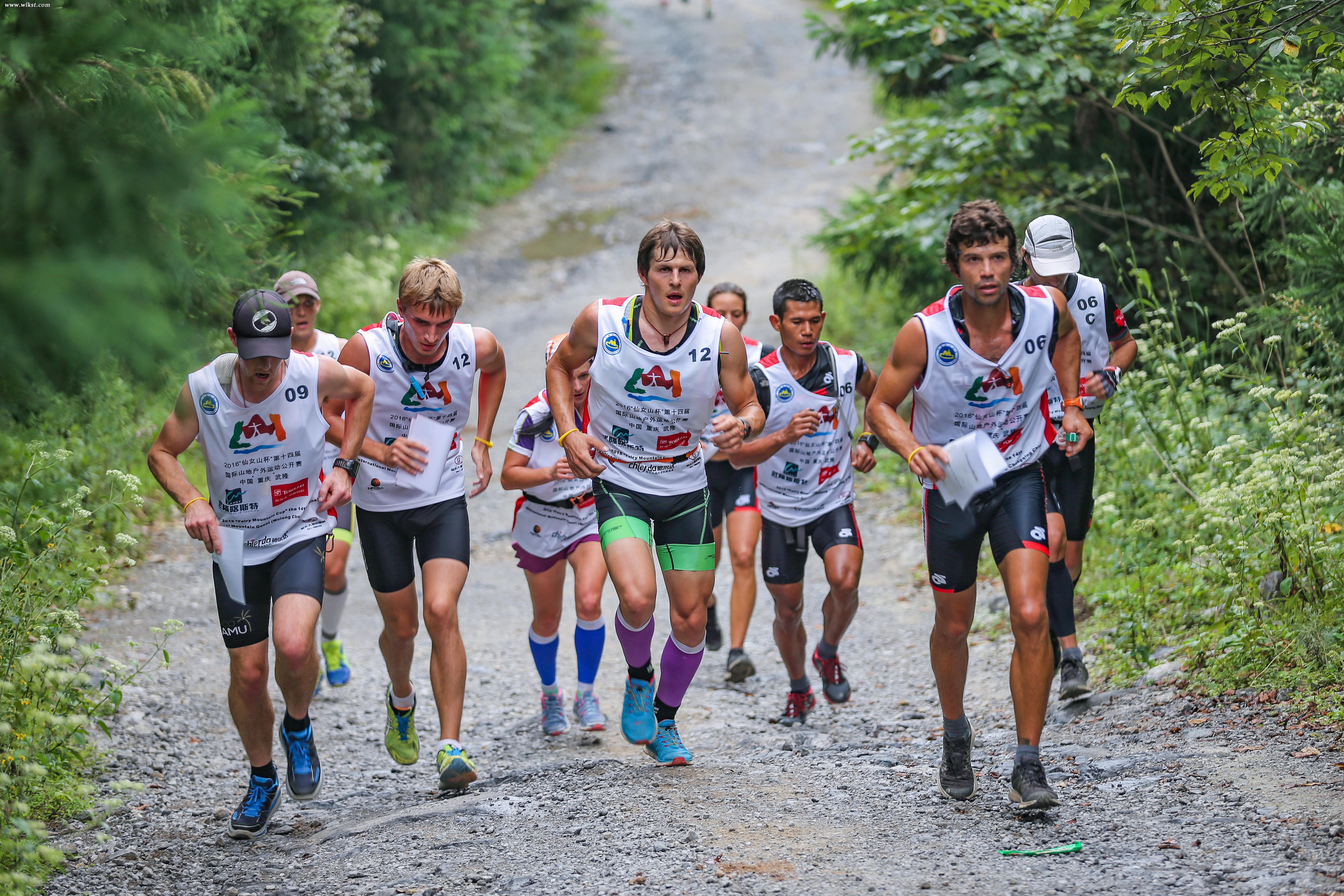 公開(kāi)賽選手們激烈競(jìng)爭(zhēng)場(chǎng)面（圖/王俊杰）