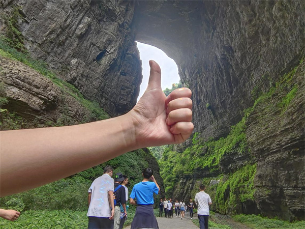 展示&ldquo;點贊&rdquo;手勢